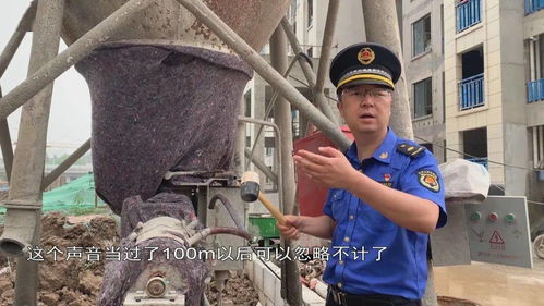 武汉暴雨，家长划桨板接娃的温情瞬间